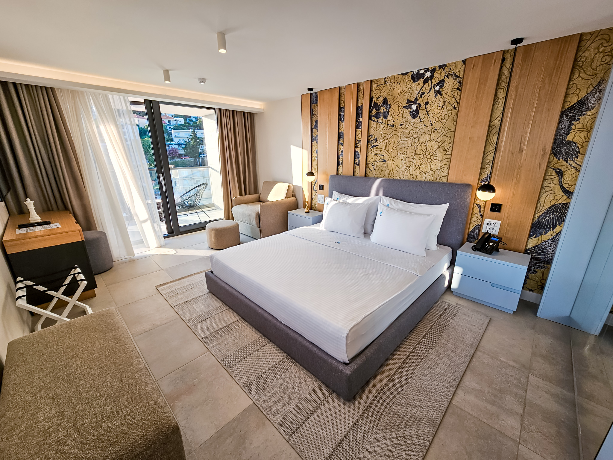 Luksuzna hotelska soba sa King size krevetom, dnevnim boravkom i balkonom sa pogledom
