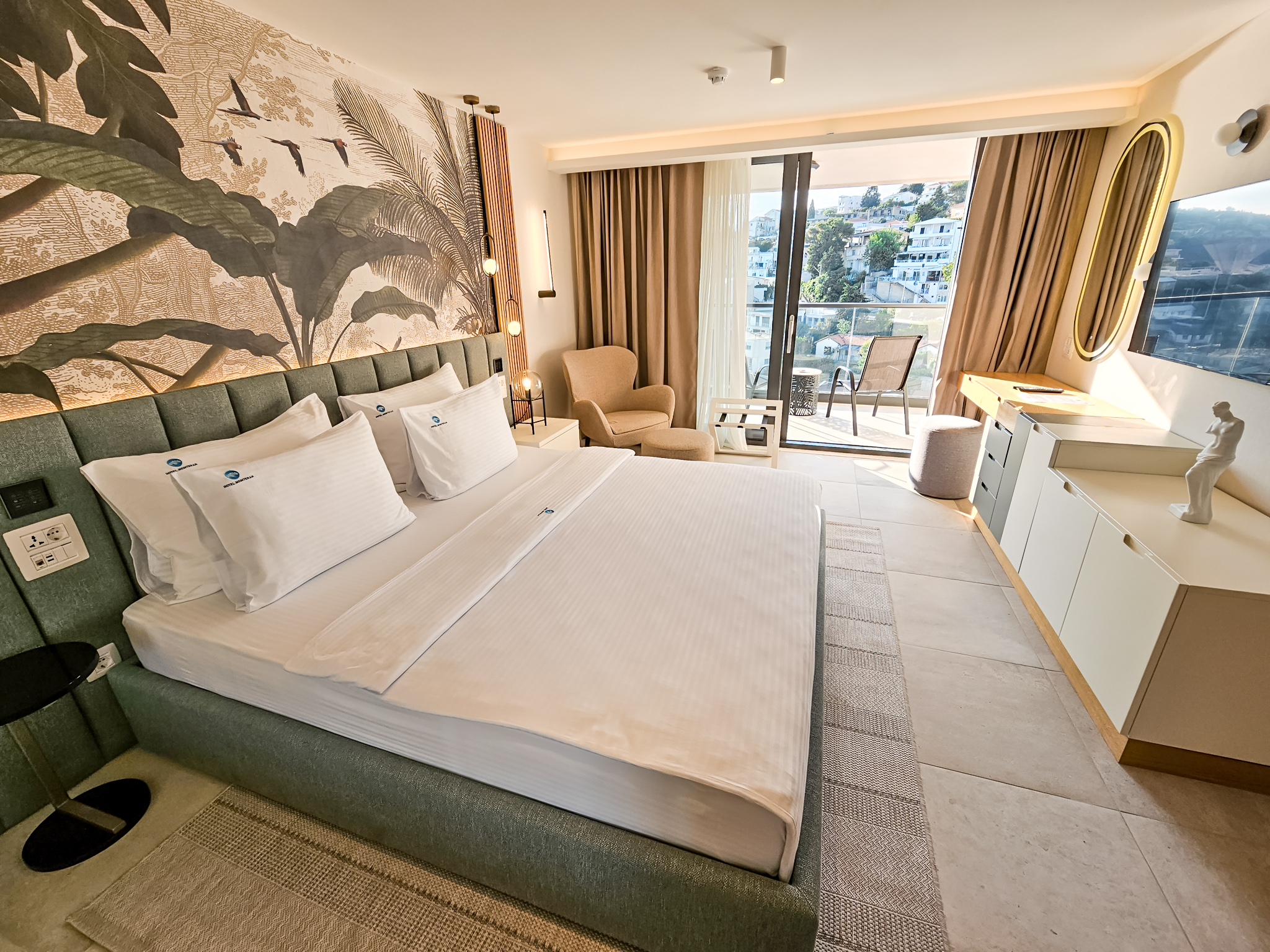 Luksuzna hotelska soba sa King size krevetom, panoramskim pogledom na more i modernom dekoracijom