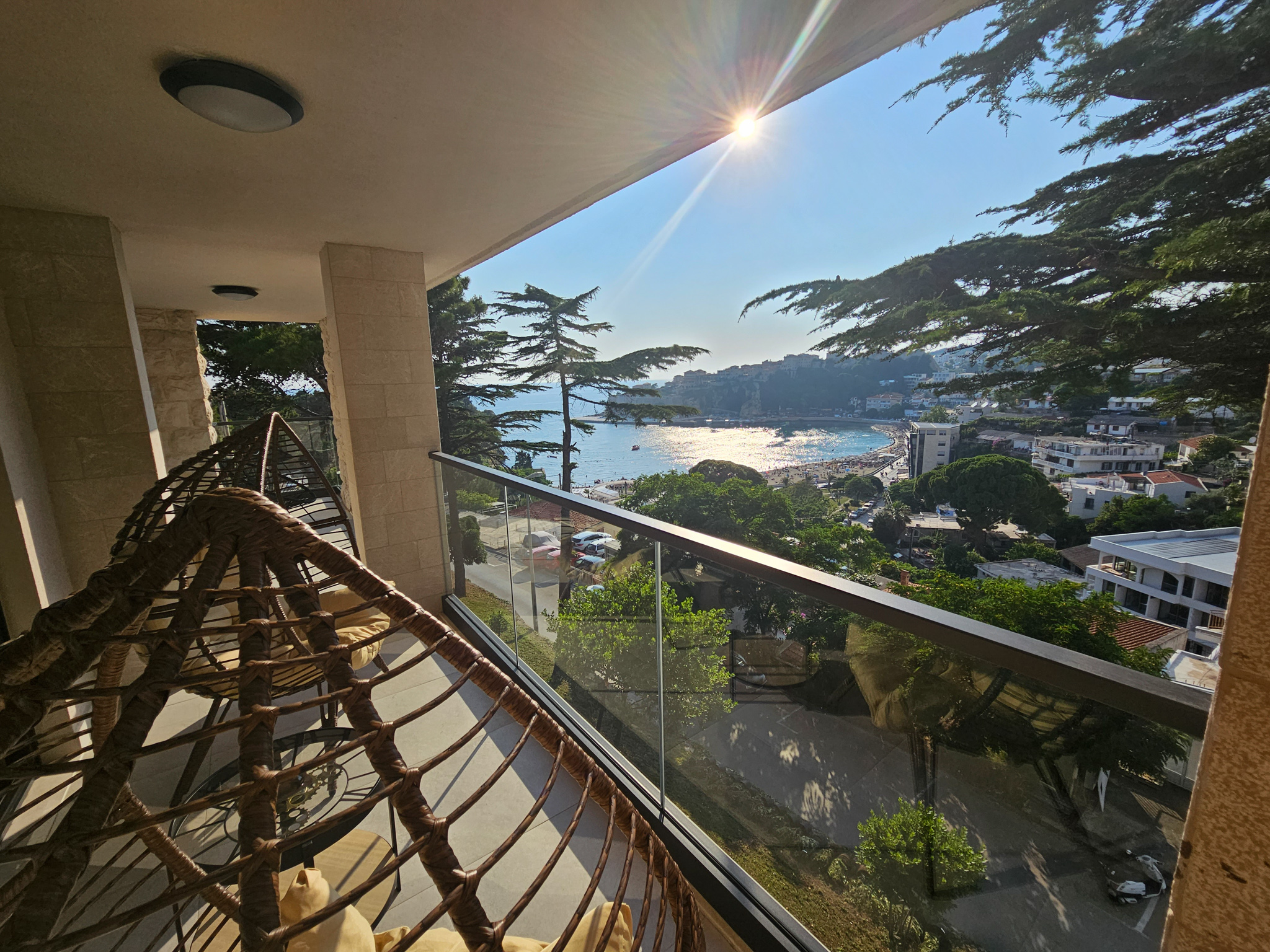 Balkon hotelske sobe sa panoramskim pogledom na more i obalu